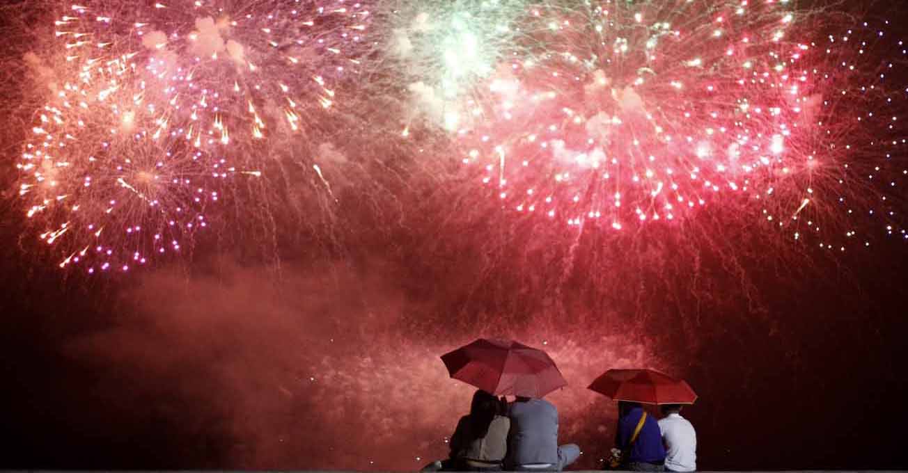 manila_philippines_festival_of_fireworks_kisses